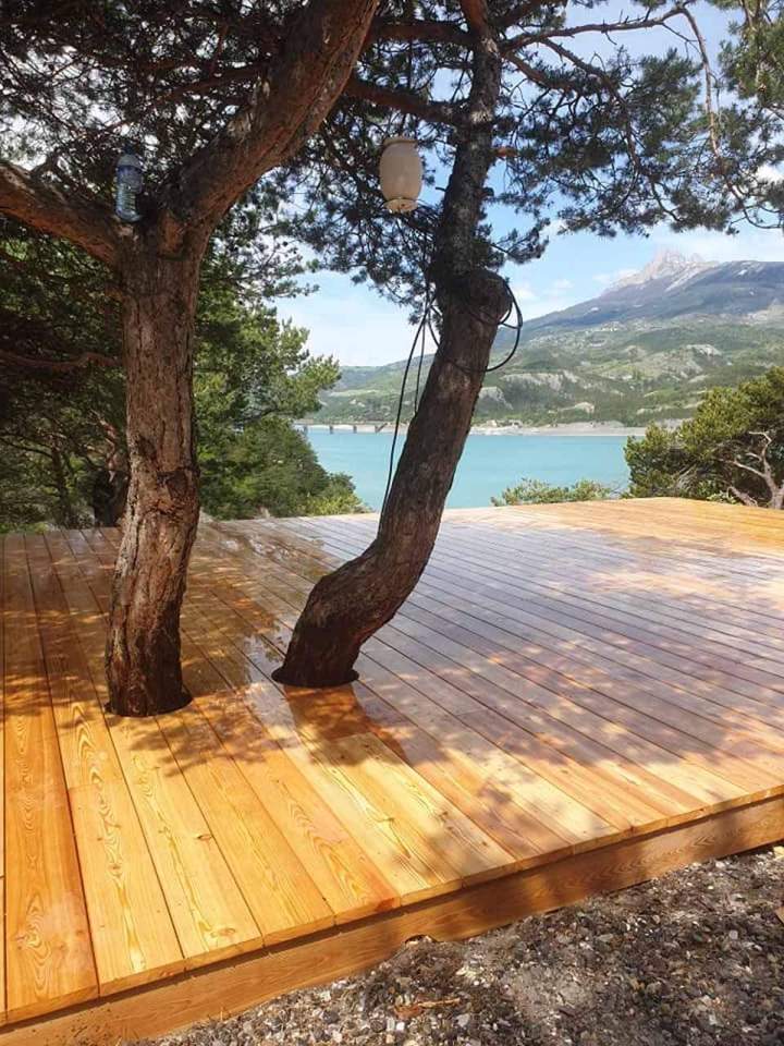 Terrasse en bois autour d'arbres Embrun