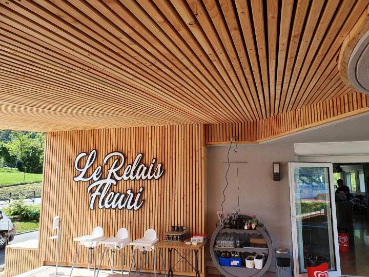 Habillage murs et plafond en tasseaux de bois Embrun
